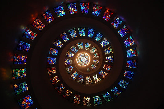 Bunte Fenster die spiralförmig nach oben verlaufen