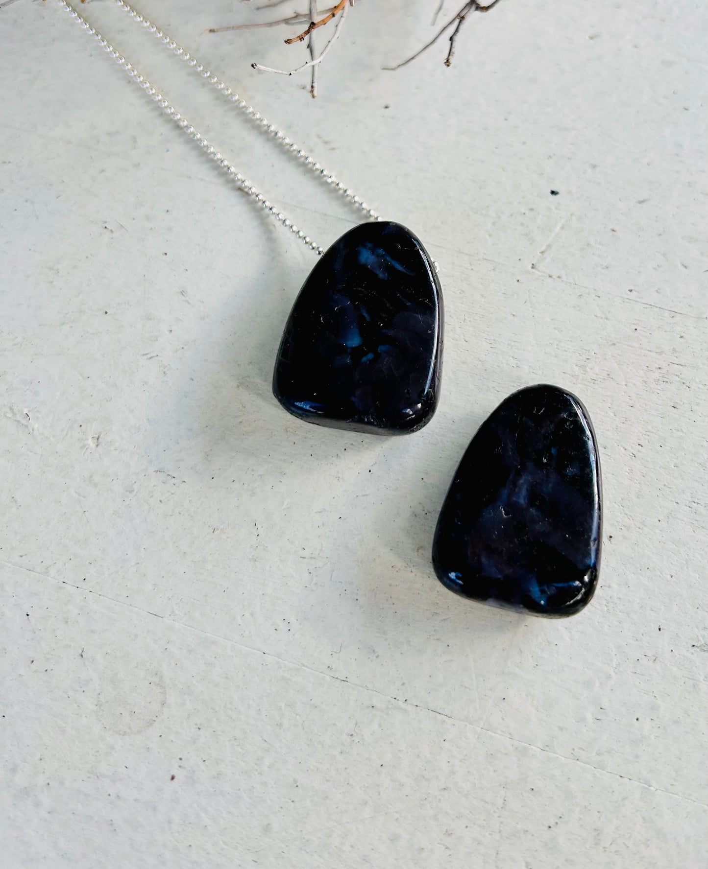 Gabbro (Mystic Merlinite) Trommemstein gebohrt inklusive Lederband