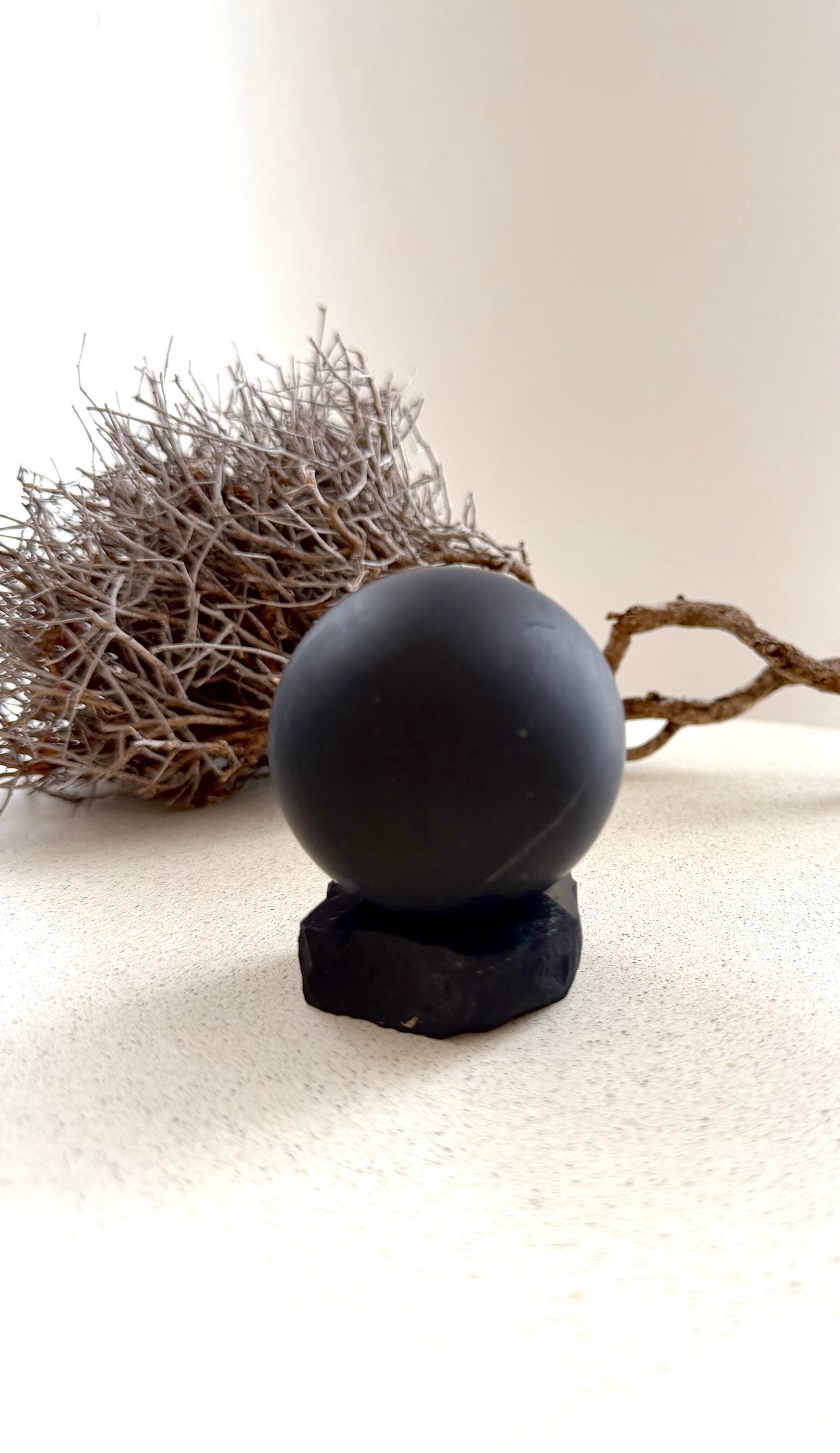 Schungit Kugel – matt, ca. Ø 5 cm