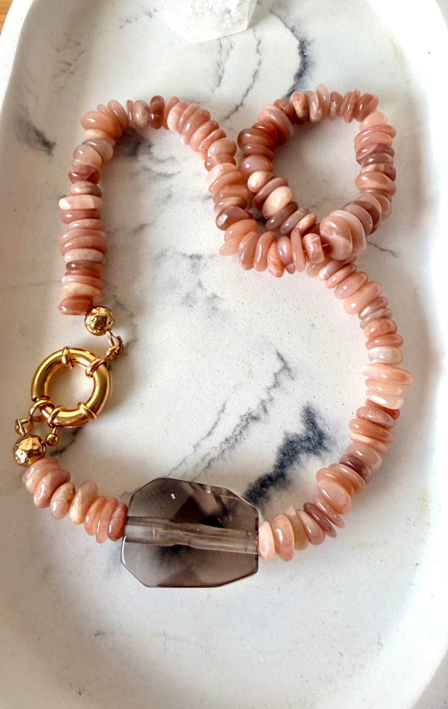 „Lunar Root“ – Mondstein & Rauchquarz Einzelstück Ketten