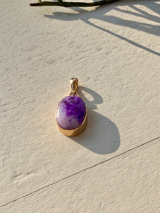 Sugilith Anhänger Gold | Einzelstück