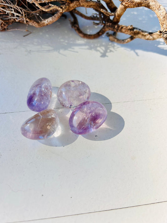 Amethyst Trommelsteine – Lichtvolle Klarheit & Regenbogenzauber