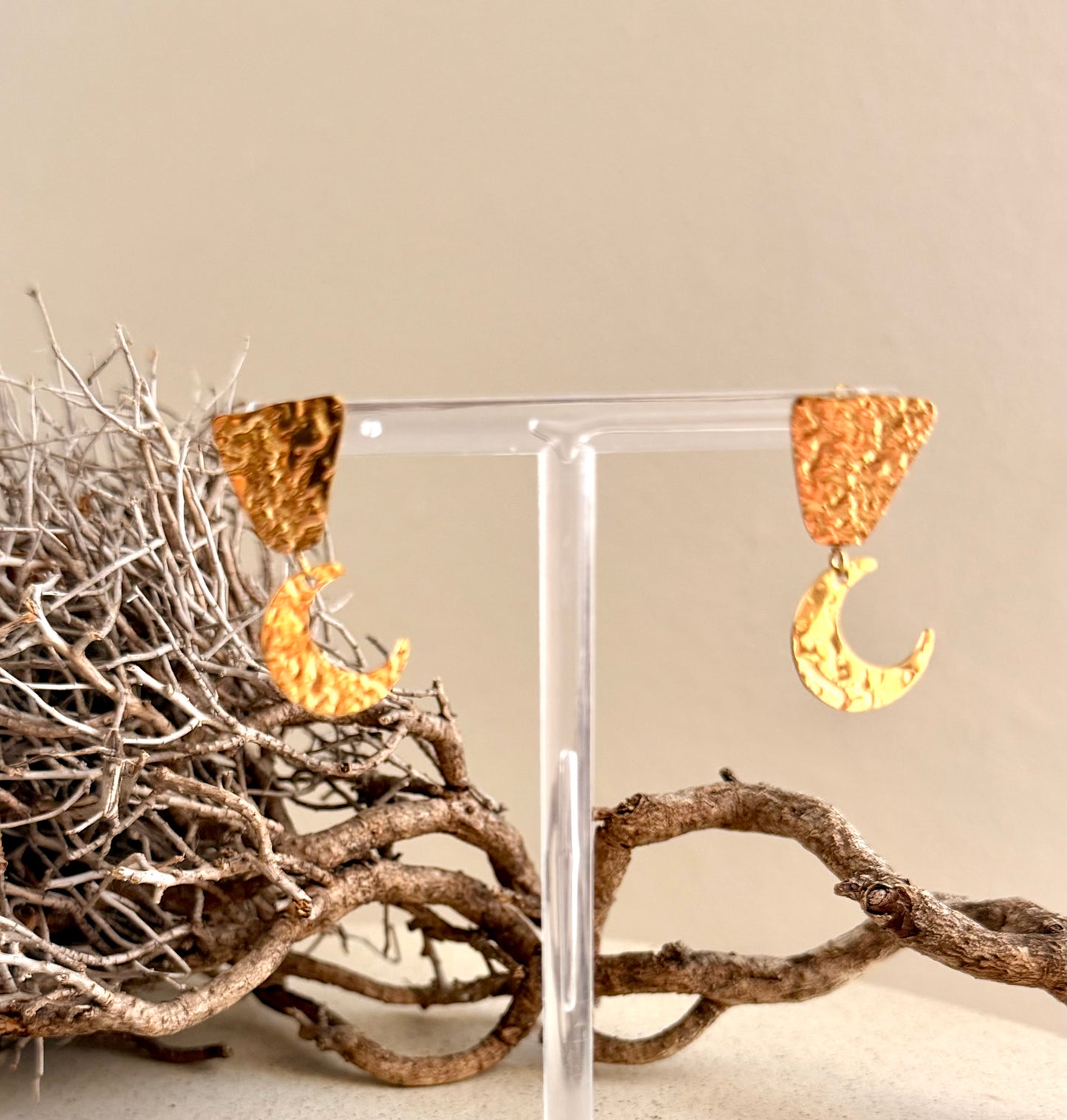Goldene Ohrstecker Pure Luna gehämmerte Trapezform mit Halbmond Charm aus Edelstahl 316L