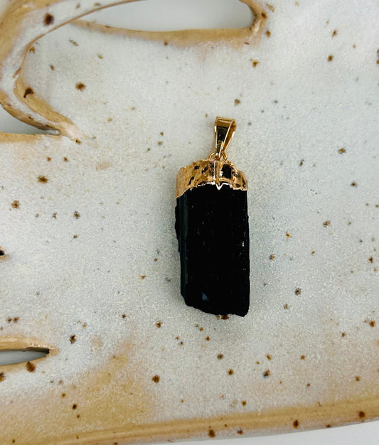 Schwarzer Turmalin Anhänger in Gold