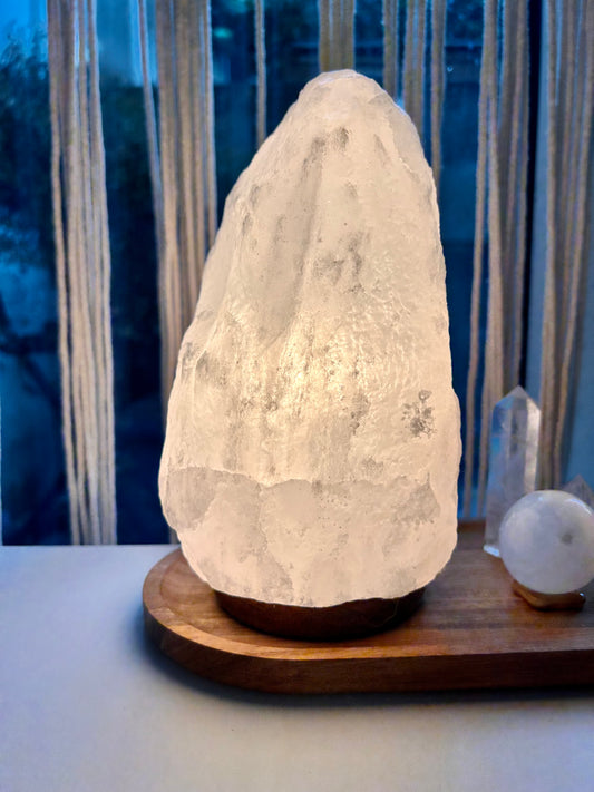 Salzlampe weiß auf Holzsockel