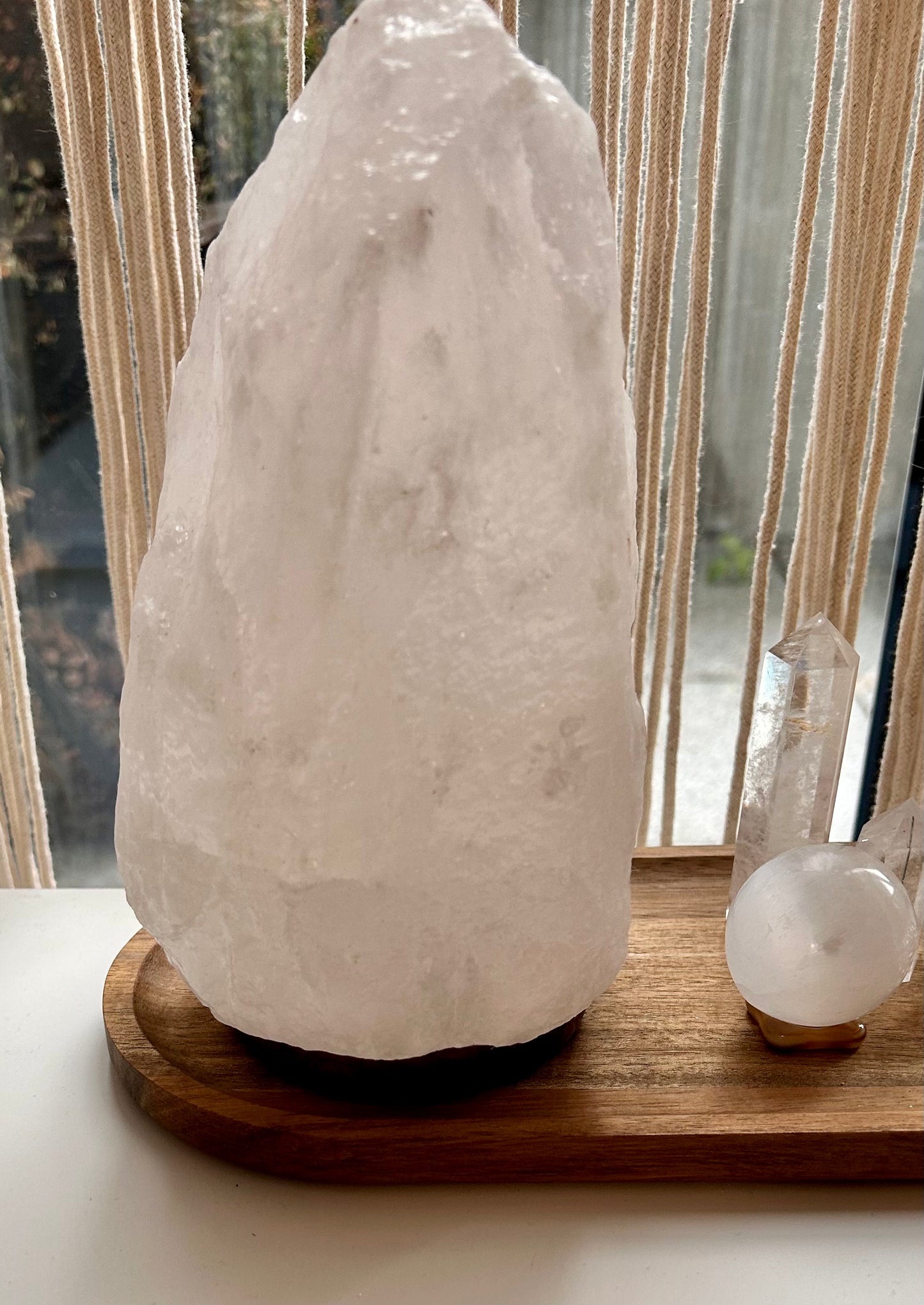 Salzlampe weiß auf Holzsockel