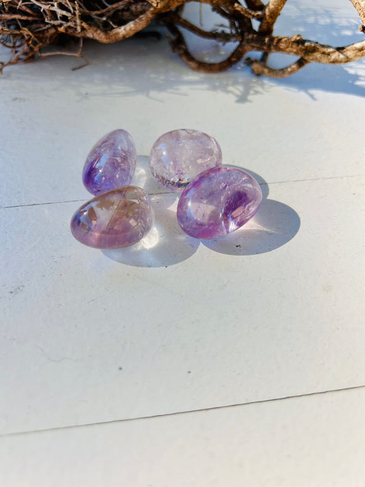Amethyst Trommelsteine – Lichtvolle Klarheit & Regenbogenzauber