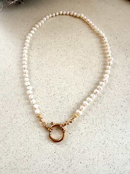 ONDINE handgemachte Süßwasserperlenkette mit Gold-Details von HejLuna