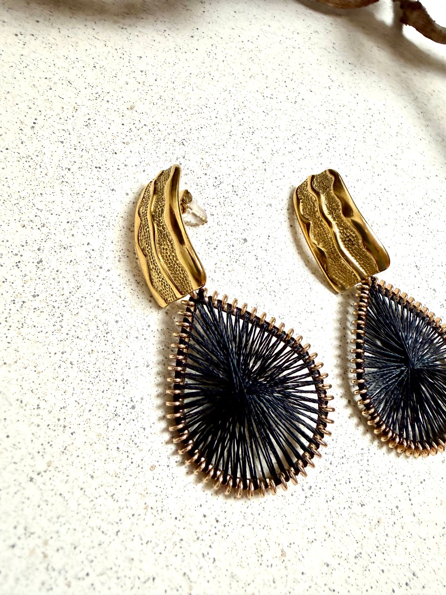 NOIRÉ – facettierte Statement-Ohrringe (Unikat)