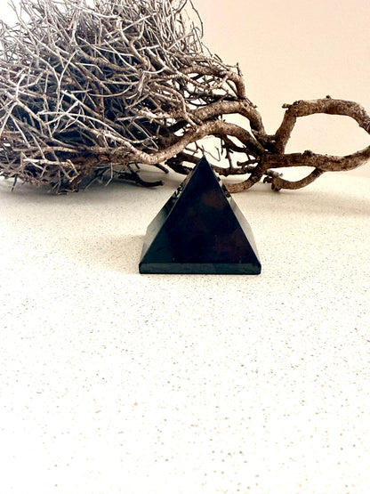 Schungit Pyramide
