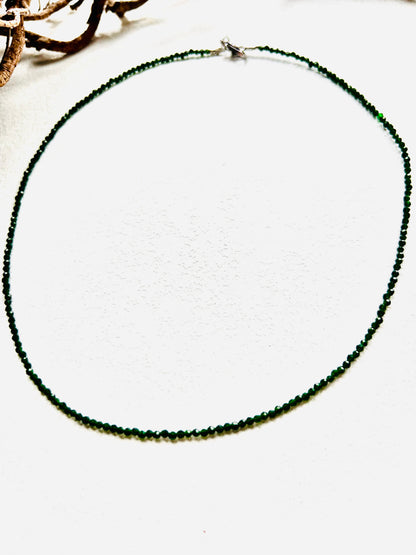 Chromdiopsid Kette – facettierte Kugeln ca. 2 mm