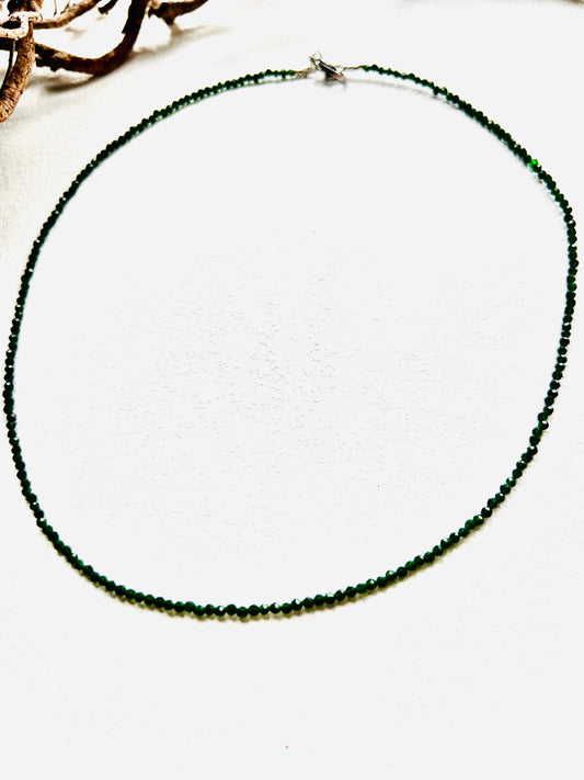 Chromdiopsid Kette – facettierte Kugeln ca. 2 mm