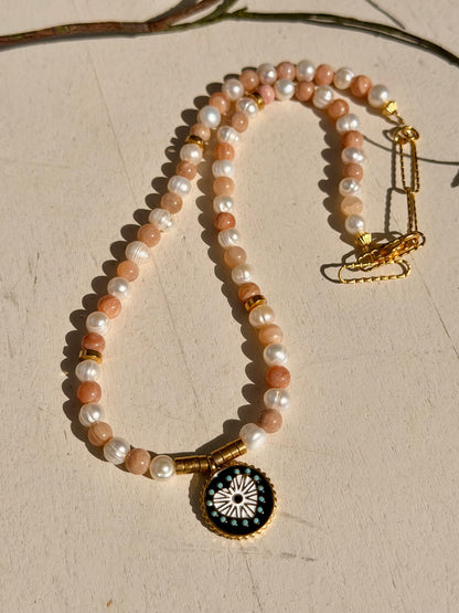 Amora Moon kette | Mondstein & Süßwasserperle | Einzelstück