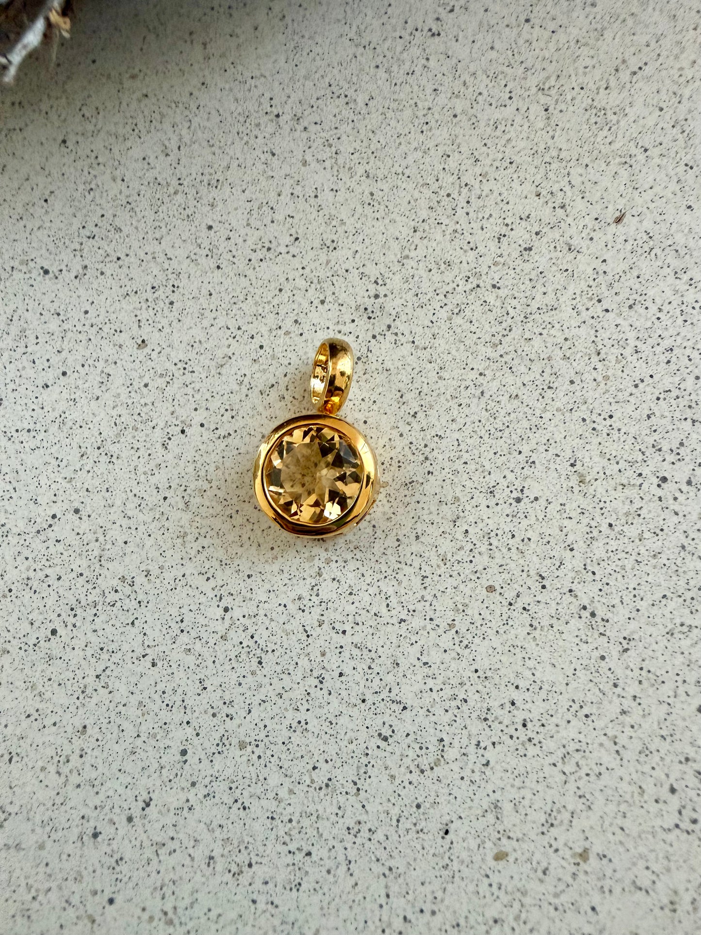 VELA – Facettierte Edelsteinanhänger