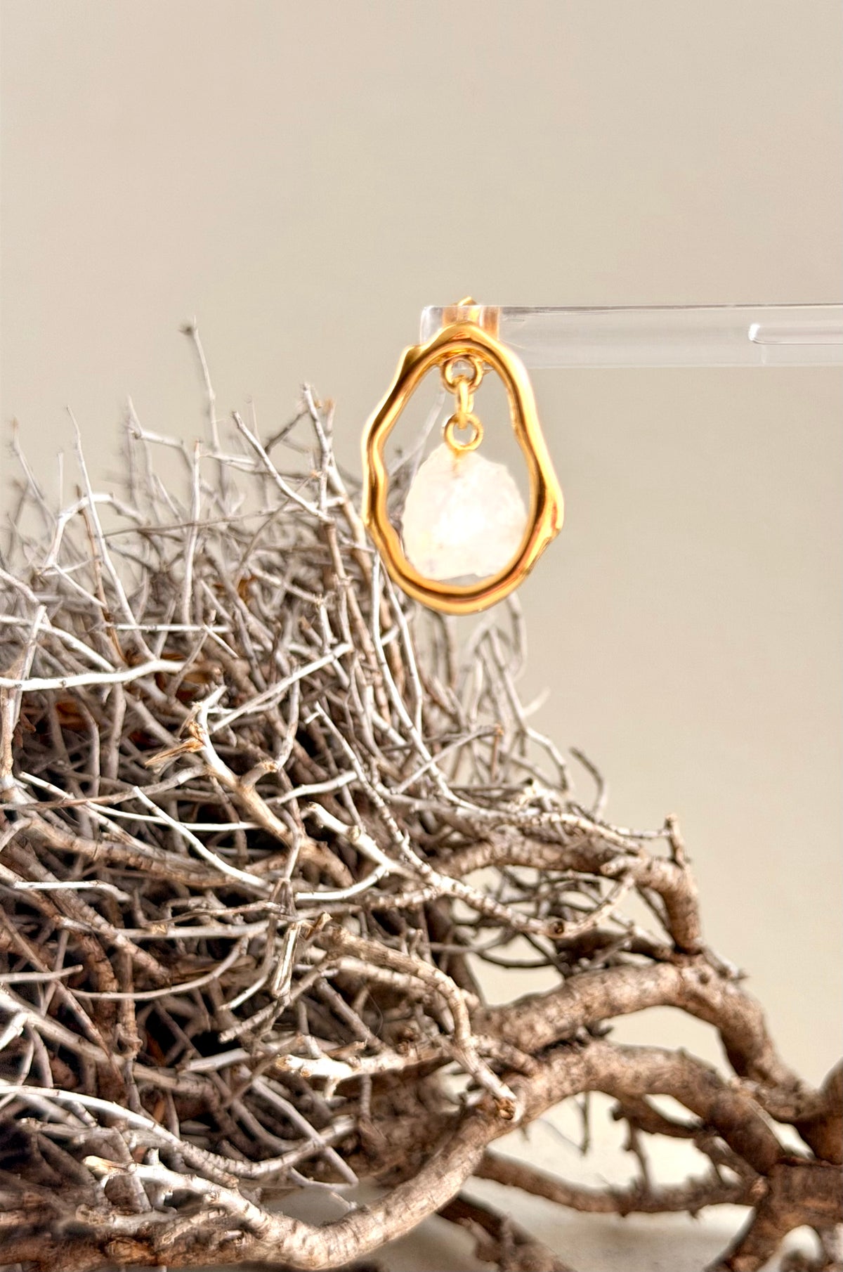 Divine Drops – 24K Gold Ohrstecker Bergkristall | Regenbogen Mondstein
