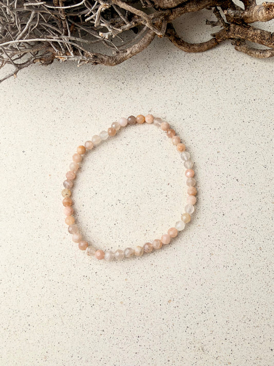 Mondstein Armband hell | Sanftes Licht für dein Handgelenk